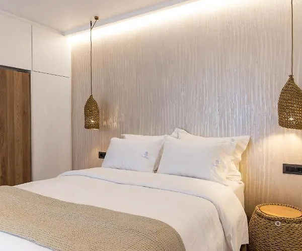 Callisti With Pool View And Calypso Upper Floor With Sea View アパート